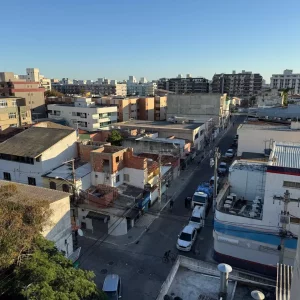 Falta de energia elétrica revolta moradores e comerciantes da Rua Raul Veiga, em Cabo Frio — RC24H