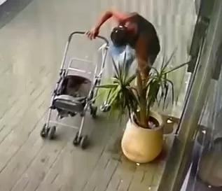 Homem furta vaso de planta com carrinho de bebê em Cabo Frio — RC24H