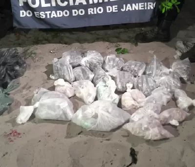 Polícia apreende grande quantidade de drogas escondidas em dunas de Cabo Frio — RC24H