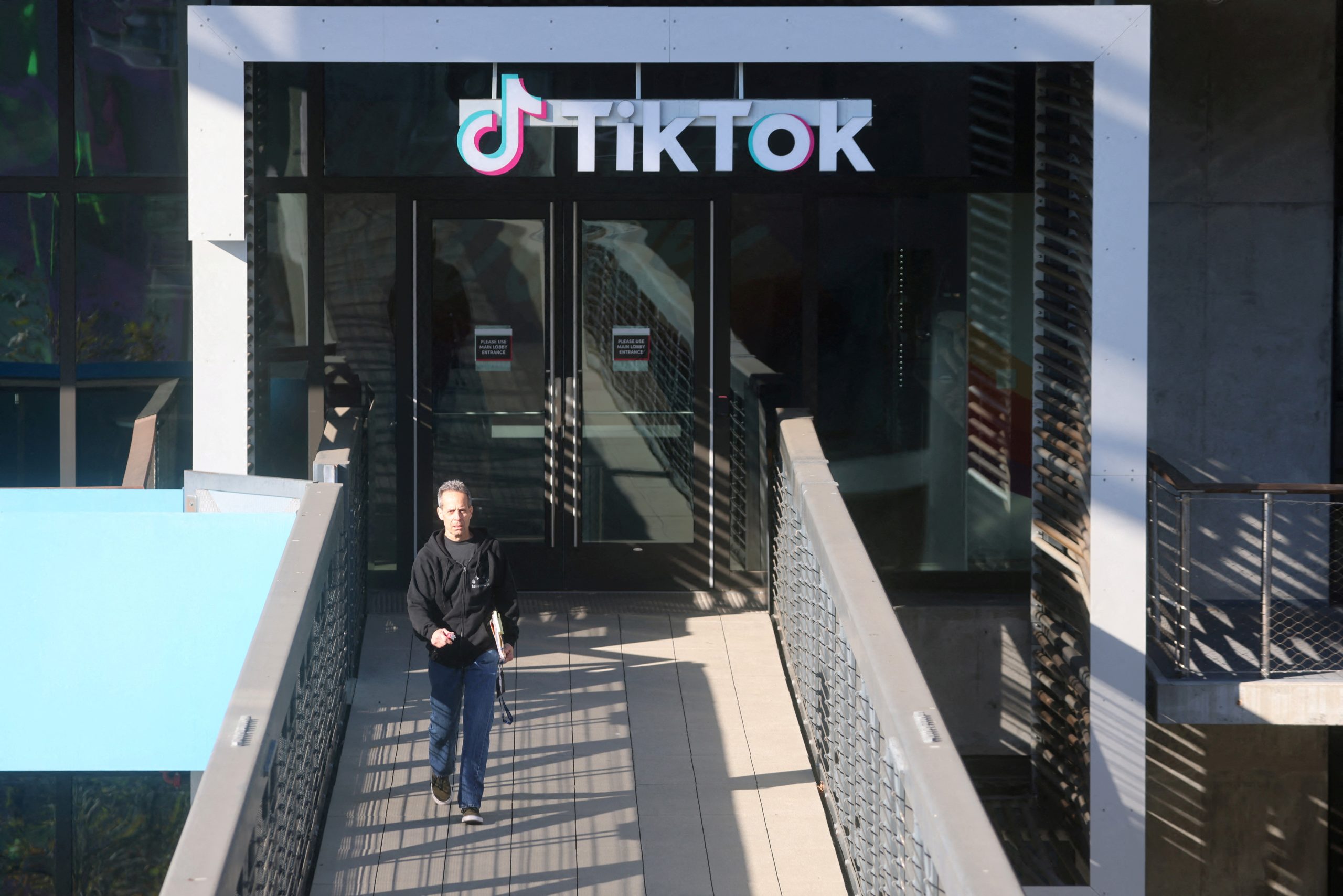 China nega exigir acesso a dados de usuários após União Europeia impor multa ao TikTok