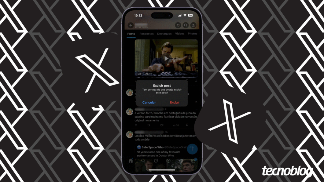 Tela de um iPhone exibindo o aviso de confirmação “Tem certeza de que deseja excluir este post?” dentro do X (Twitter), com fundo preto preenchido por vários logotipos do X.