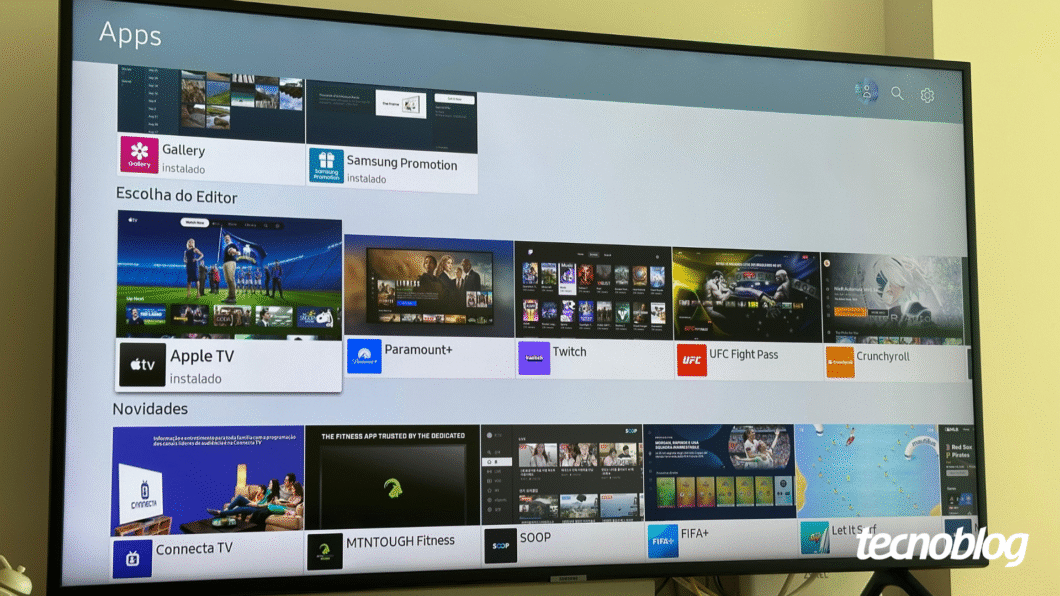 Smart TV exibindo interface com apps como Apple TV, Paramount+ e Crunchyroll em destaque