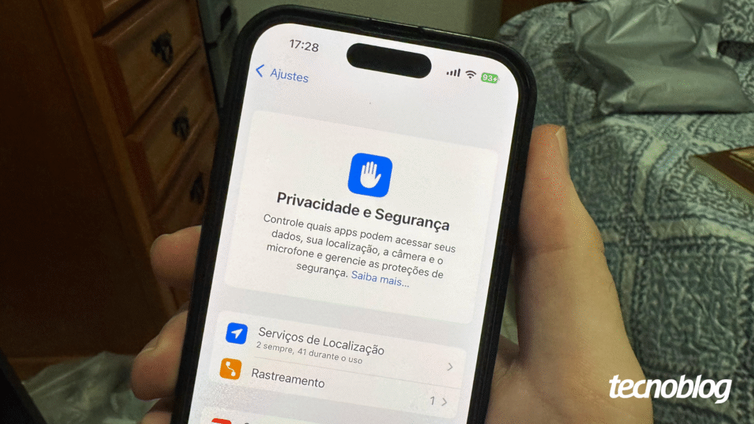 iPhone exibindo a tela de “Privacidade e Segurança” nos ajustes, com informações sobre controle de permissões de apps