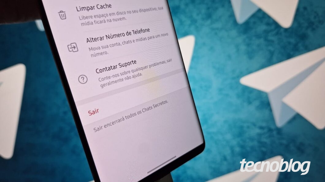 Celular exibe a tela "Sair" do Telegram