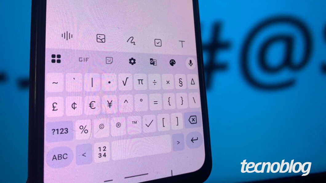 Captura de tela de teclado do celular na aba de caracteres especiais