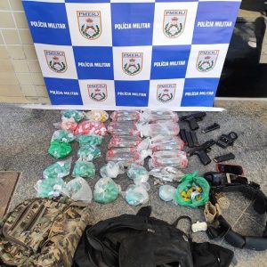 Dois homens são presos por tráfico e porte ilegal de arma em Araruama; pistolas e drogas foram apreendidas