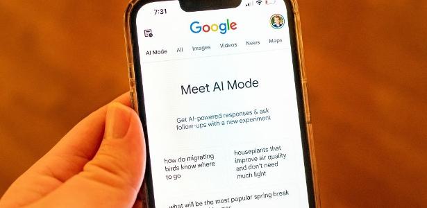 Tela de iPhone com o Modo IA (AI Mode, em inglês) na busca do Google