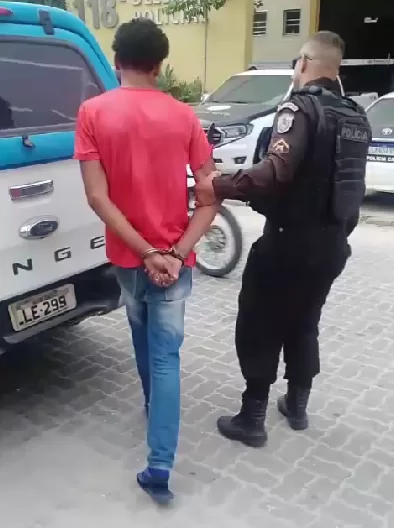 Homem é preso em Araruama durante cumprimento de mandado por tráfico de drogas — RC24H