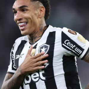 Igor Jesus comemora vitória do Botafogo na Libertadores e alerta: “Não podemos baixar as linhas”