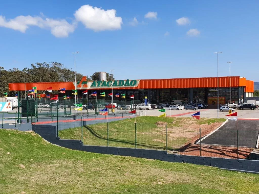 Criminosos assaltam supermercado em Macaé e fogem com dinheiro e produtos — RC24H