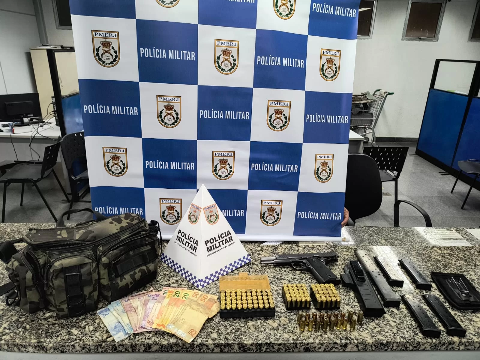 Homem é flagrado com pistola e munições em rodovia de Macaé — RC24H