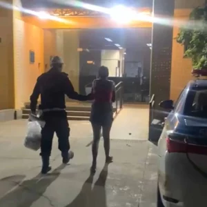 Mulher é presa por tráfico de drogas com bebê de dois meses no colo na RJ-124; entorpecentes seriam entregues em Araruama — RC24H