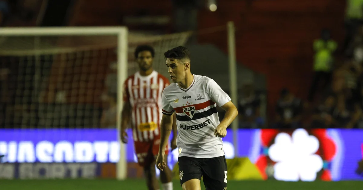 No radar de Ancelotti, Oscar retoma protagonismo no São Paulo com polivalência