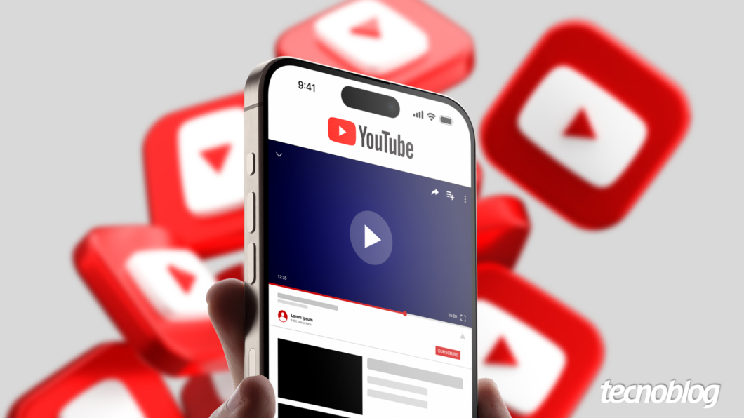 Mão segurando um celular que mostra o YouTube