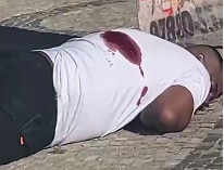 PRAIA DO SANGRAMENTO: Homem é executado a tiros pelas costas na orla da Praia, em Cabo Frio; veja o vídeo: