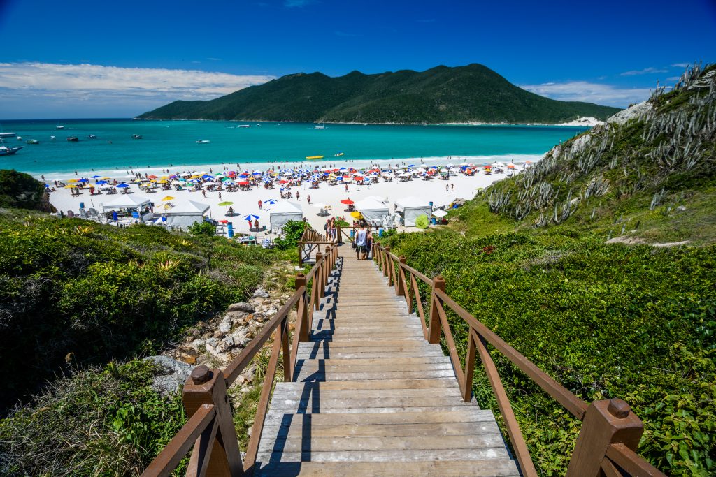 Pontal do Atalaia, em Arraial do Cabo, é eleita uma das 50 praias mais lindas do mundo