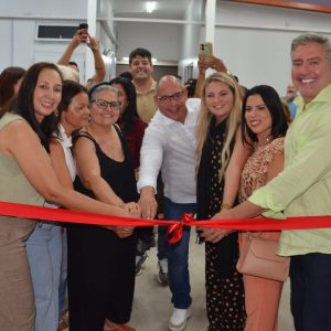 Prefeito Marcelo Magno e o secretário de Educação Bernardo Alcântara inauguram unidade com estrutura moderna e atendimento integral no bairro Pernambuca, em Arraial do Cabo.