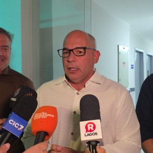 Prefeito de Arraial do Cabo, Marcelo Magno, e o secretário de Educação, Bernardo Alcântara, entregam escola em comemoração aos 40 anos da cidade.