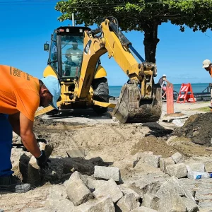 Prefeitura de Rio das Ostras atua na Praia do Bosque após surgimento de mancha escura na areia — RC24H