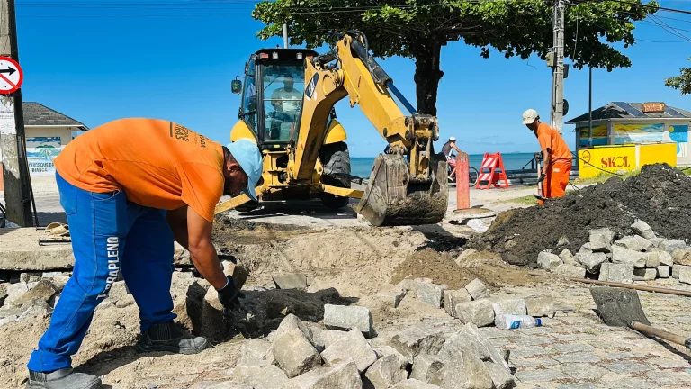 Prefeitura de Rio das Ostras atua na Praia do Bosque após surgimento de mancha escura na areia — RC24H