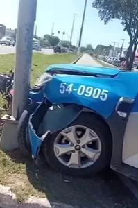 Viatura da PM colide em poste após perseguição em Rio das Ostras — RC24H