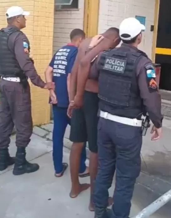 Dois homens são presos pelo CPRv por tráfico de drogas na RJ-106, em São Pedro da Aldeia — RC24H