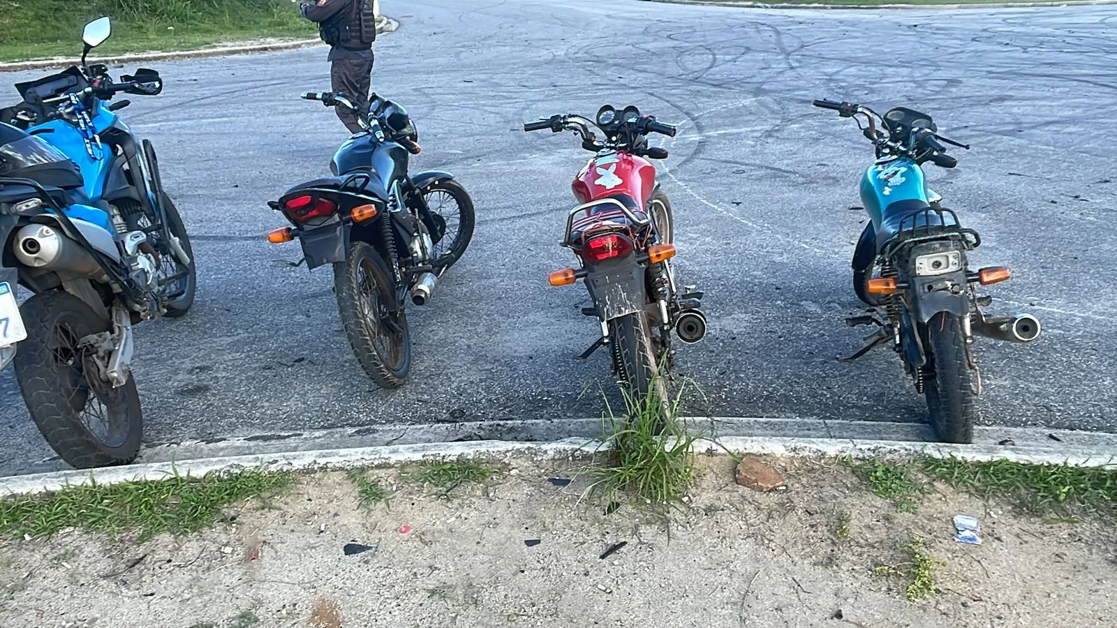 Grupo é detido por empinar motos adulteradas na RJ-106, em São Pedro da Aldeia — RC24H