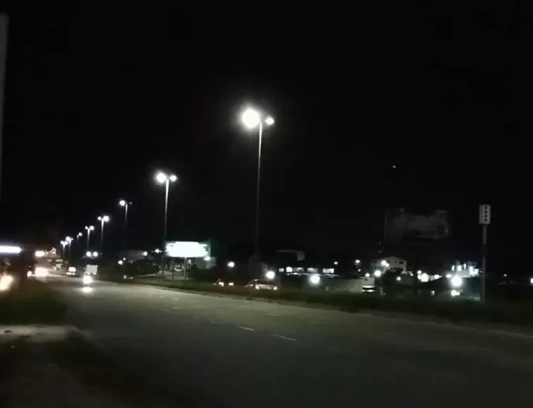 Iluminação intermitente na entrada de São Pedro da Aldeia preocupa pedestres e motoristas — RC24H