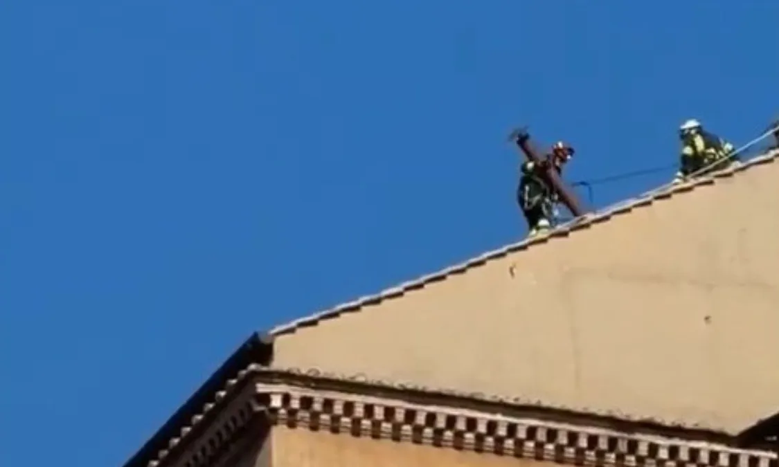 Instalada chaminé que vai revelar novo papa; veja o vídeo | Enfoco