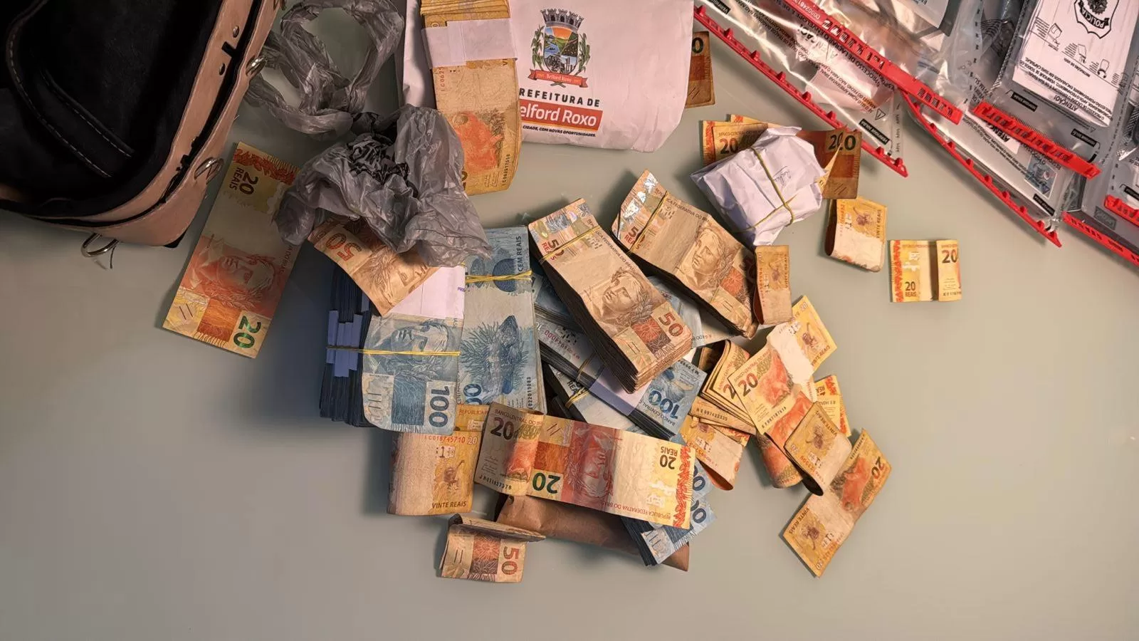 Polícia Federal cumpre mandado em São Pedro da Aldeia durante operação contra auditor fiscal suspeito de corrupção — RC24H