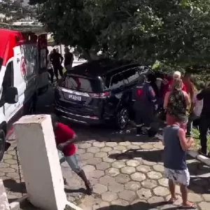 Motociclista é socorrido após acidente próximo à igreja de Saquarema — RC24H
