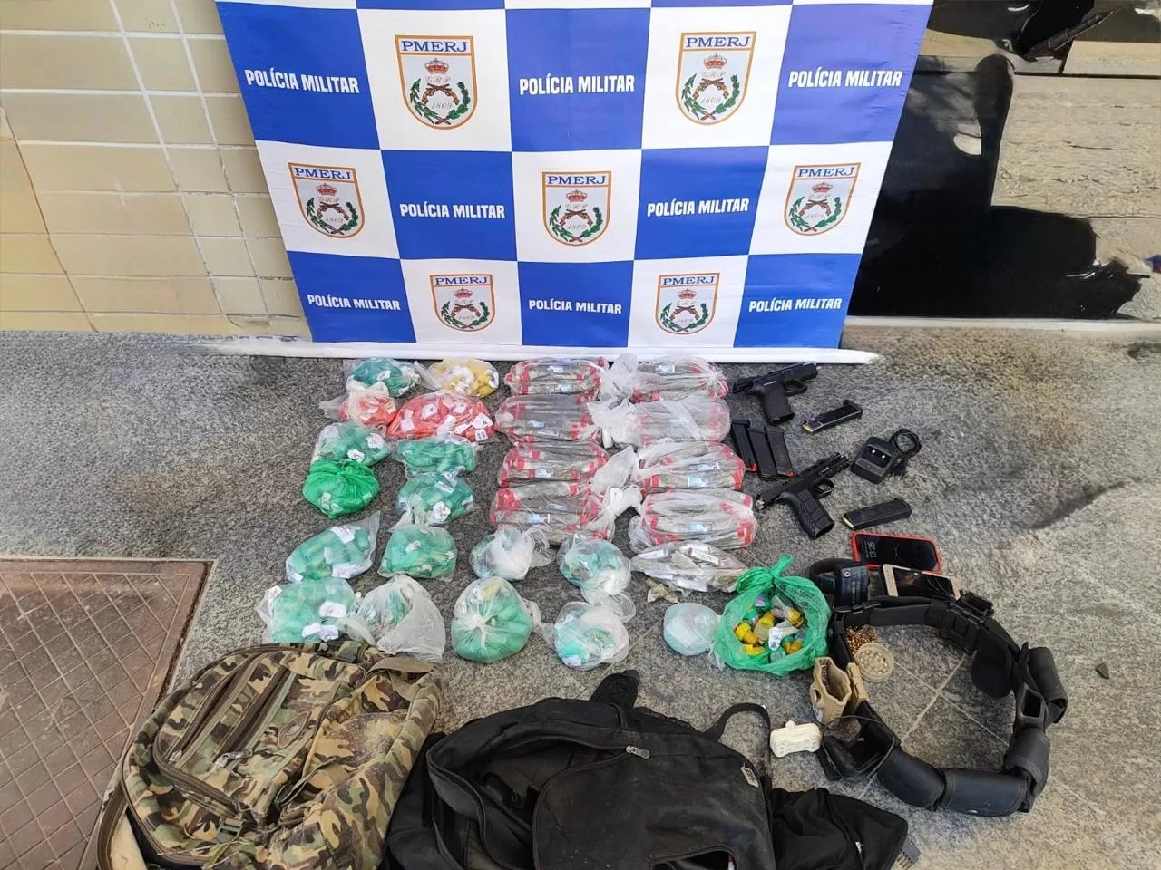 Suspeitos de chefiar tráfico em Araruama são presos com armas e drogas — RC24H