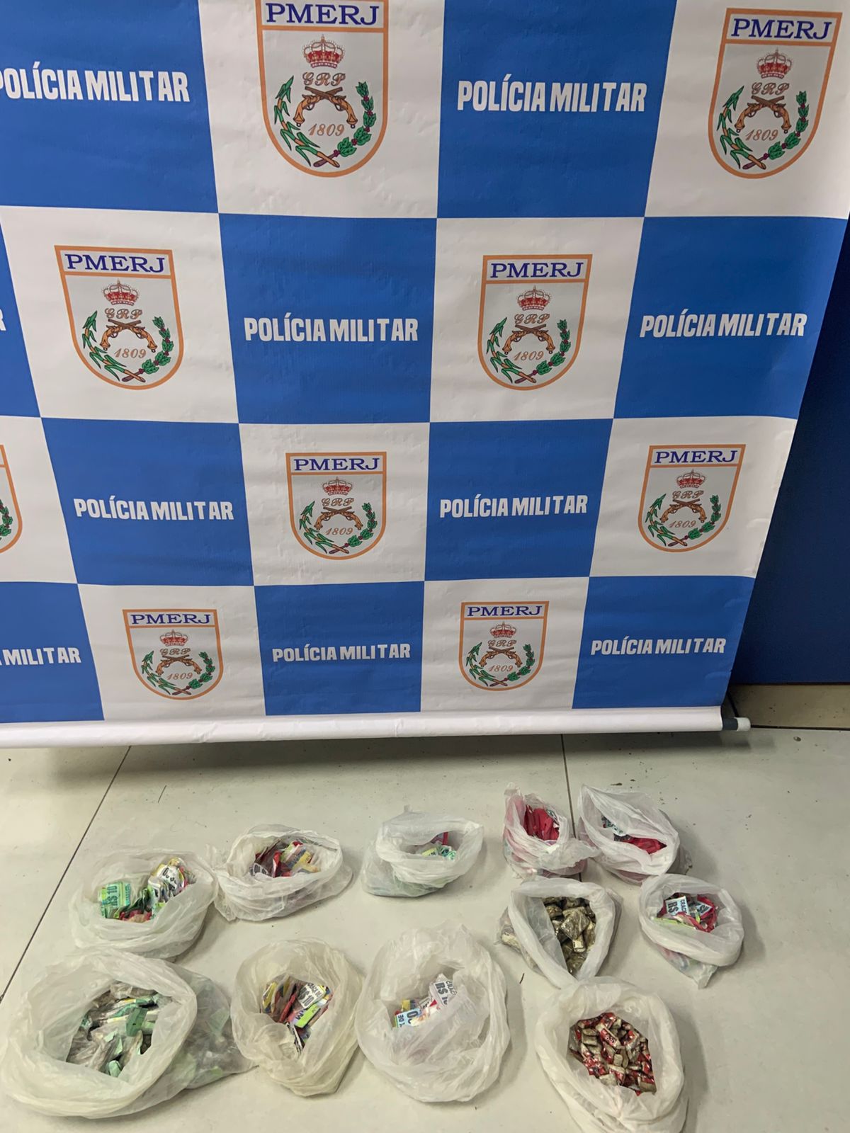 Traficante com sete anotações na polícia é preso com mais de 400 drogas no Rainha da Sucata, em Cabo Frio