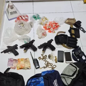Trio é flagrado dormindo com pistolas e drogas em casa invadida em Araruama — RC24H