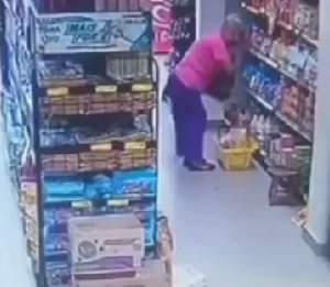 VELHA BANDIDA: Idosa é presa após furtar carne e uísque em supermercado de Araruama