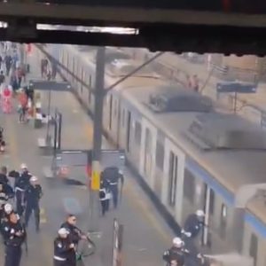 VÍDEO: Flamenguistas vagabundos e ordinários lançam fogos contra PMs e torcedores do Botafogo em estação de trem no Rio