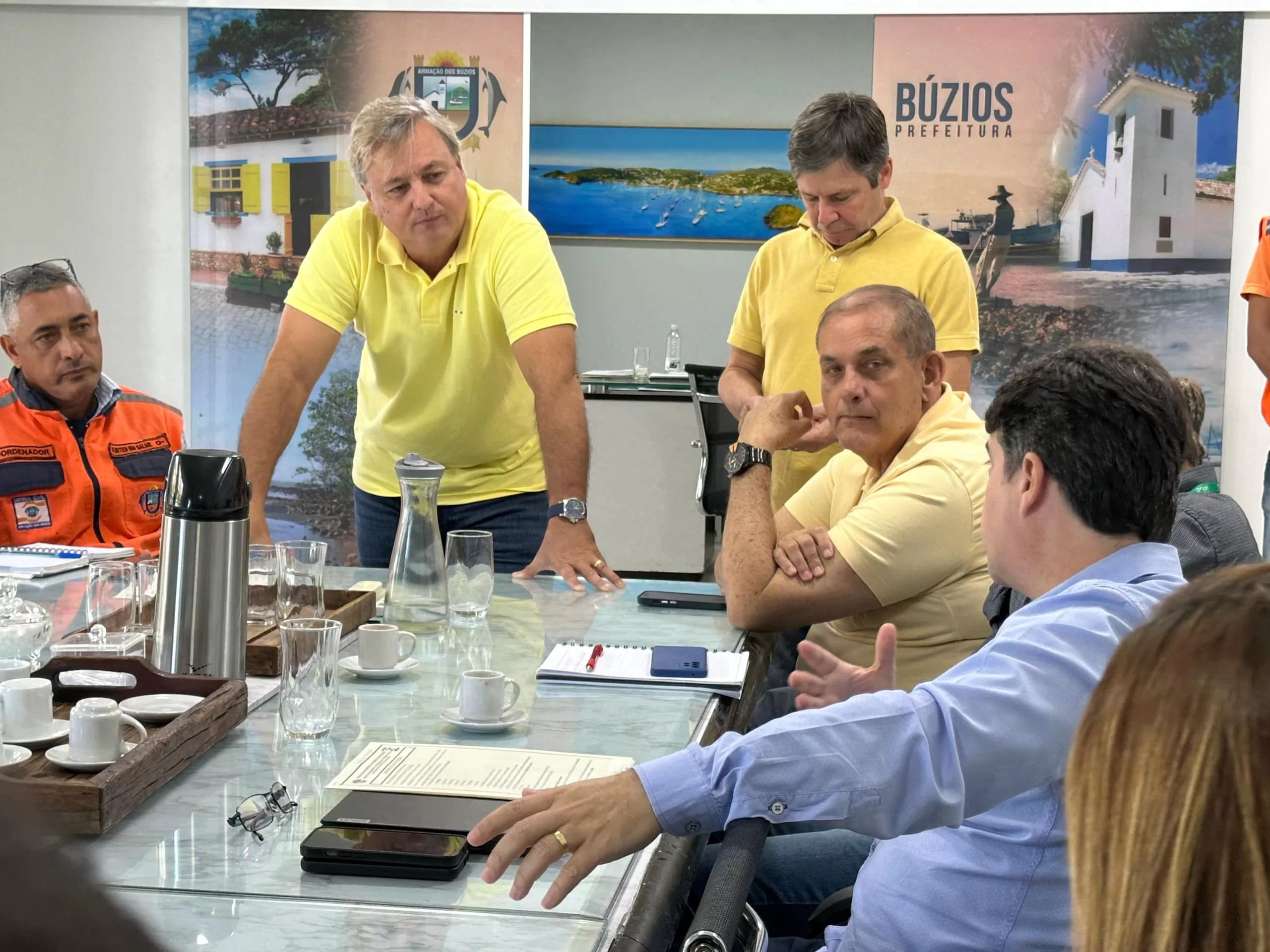 Prefeito de Búzios se reúne com representantes da Enel após decisão judicial que obriga empresa a melhorar fornecimento de energia — RC24H