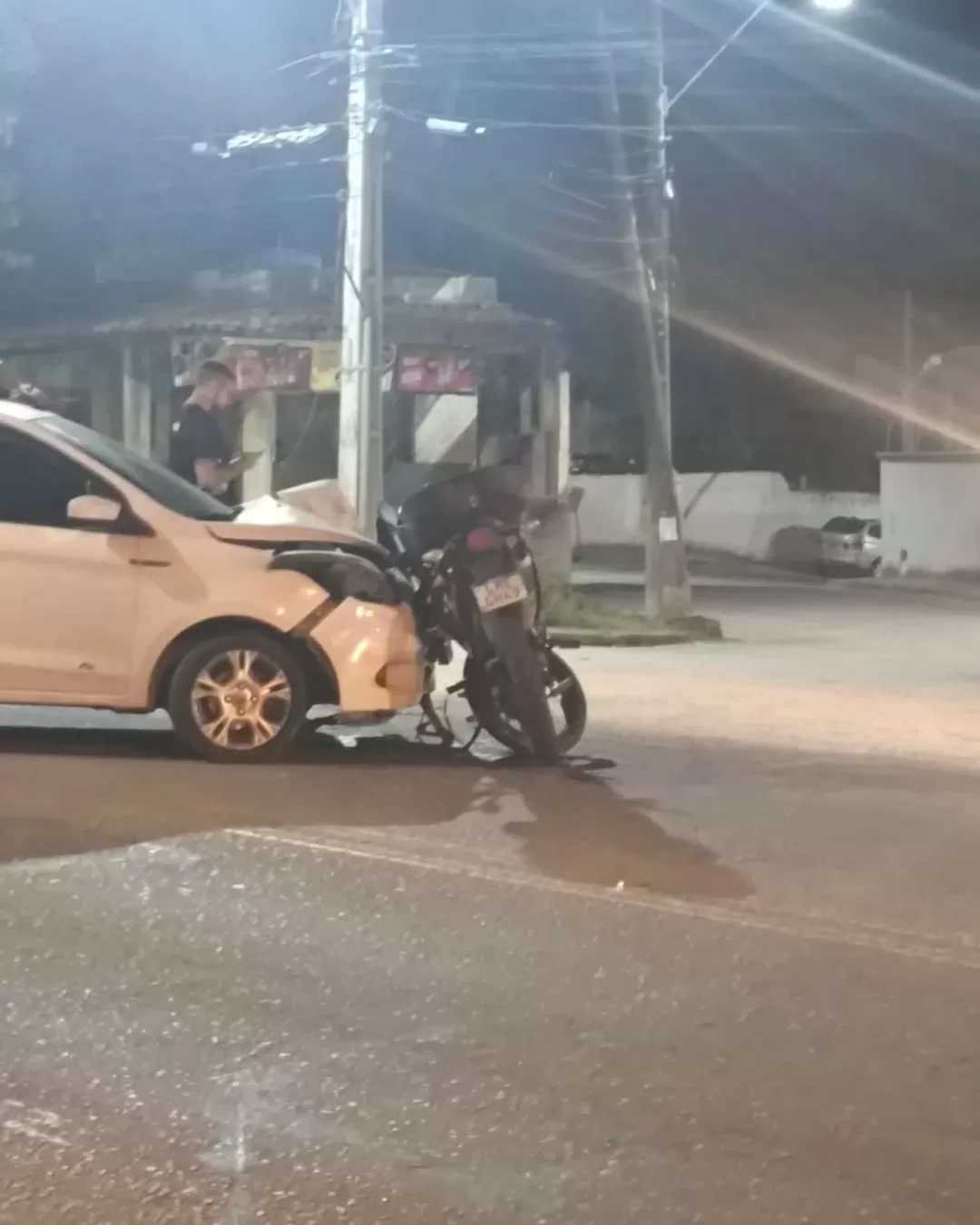 Acidente entre moto e carro deixa duas pessoas feridas em Araruama — RC24H