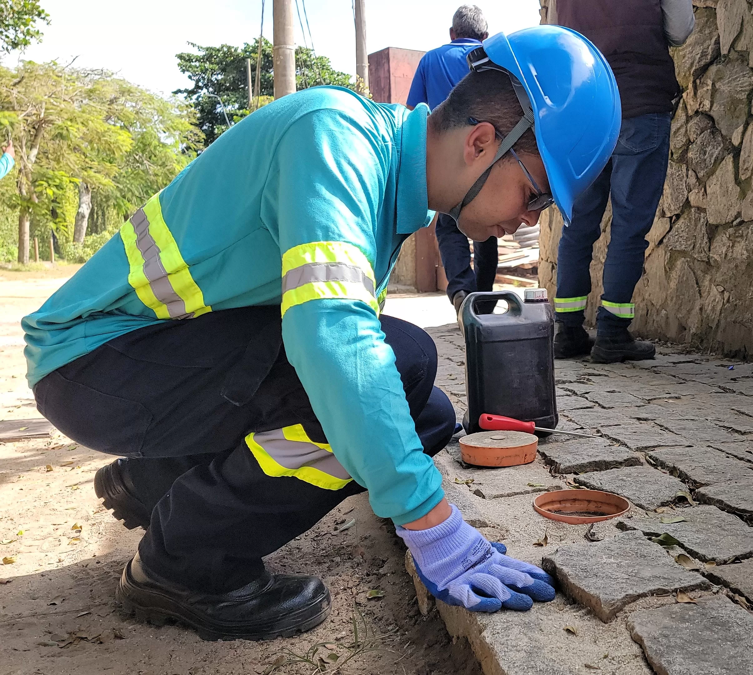 Ação fiscaliza o despejo irregular de esgoto na orla de Manguinhos, em Búzios — RC24H