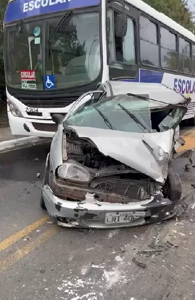 Acidente com carro, caminhão e ônibus escolar interdita RJ-102, em Búzios — RC24H