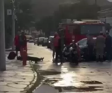 Carro e moto colidem em avenida movimentada de Búzios; uma pessoa ficou ferida — RC24H