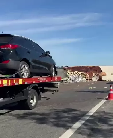 Carga de peixe é retirada após acidente na RJ-124; equipes trabalham na remoção dos veículos — RC24H