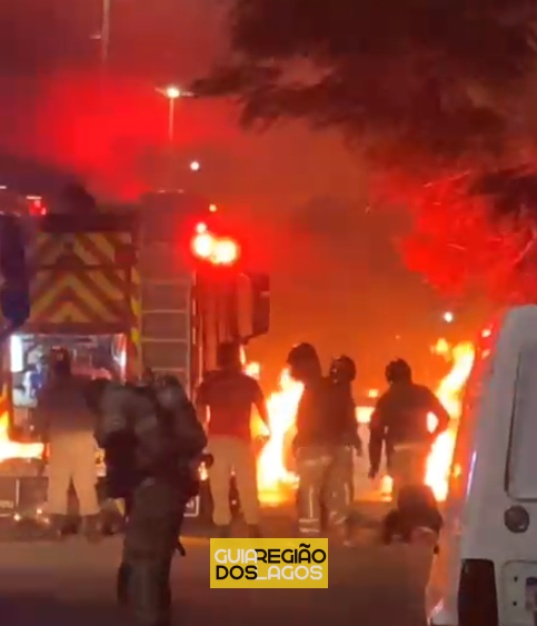 Carro pega fogo no bairro Jardim Esperança, em Cabo Frio, e mobiliza equipes do Corpo de Bombeiros