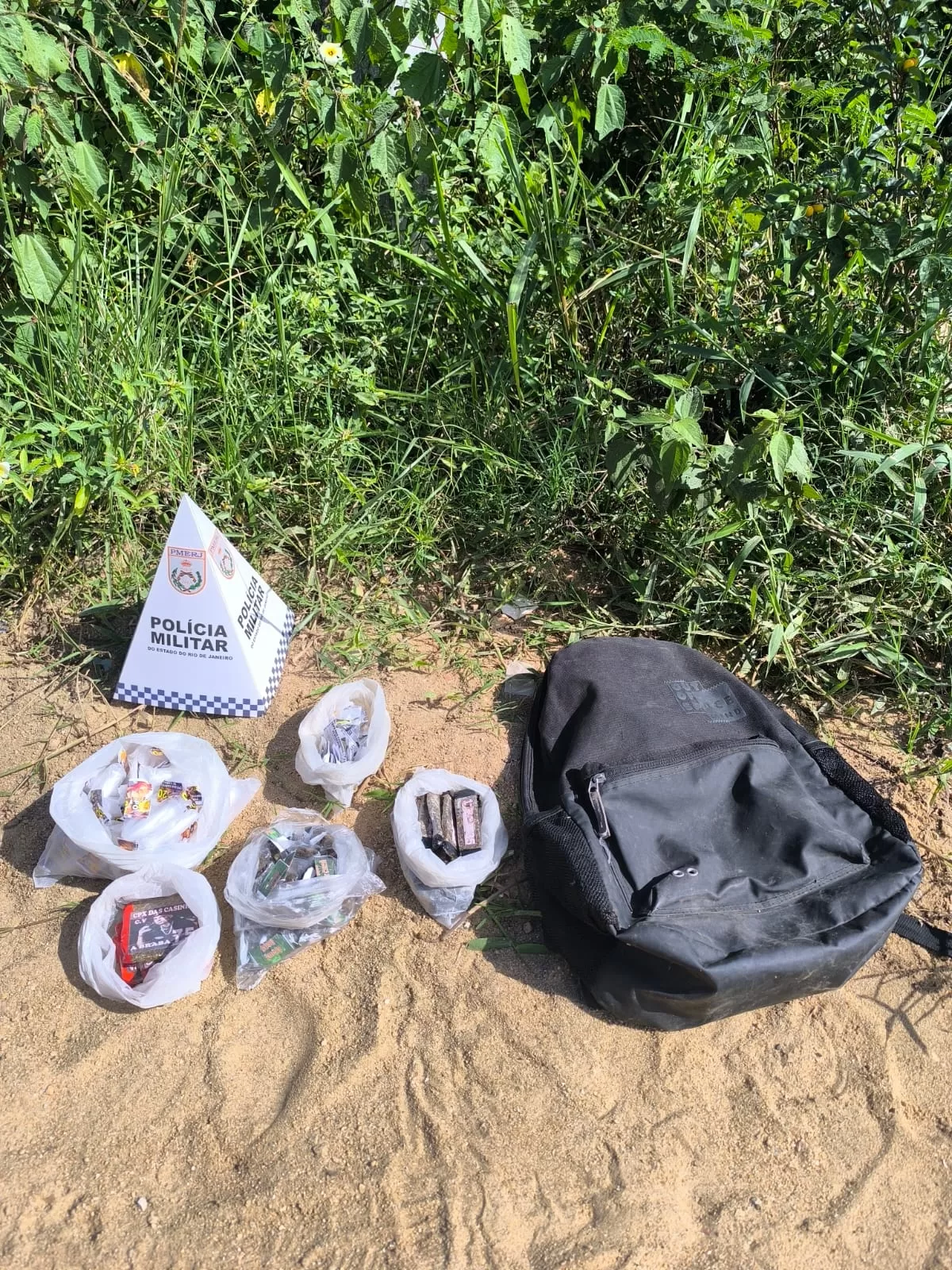 Homens fogem da PM e abandonam bolsa com drogas em Araruama — RC24H