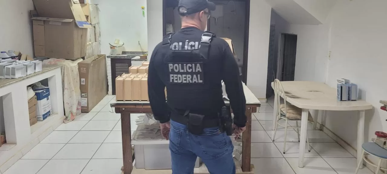 PF deflagra operação contra organização criminosa que fraudava clientes da Caixa; ação tem foco em Macaé e Rio das Ostras — RC24H