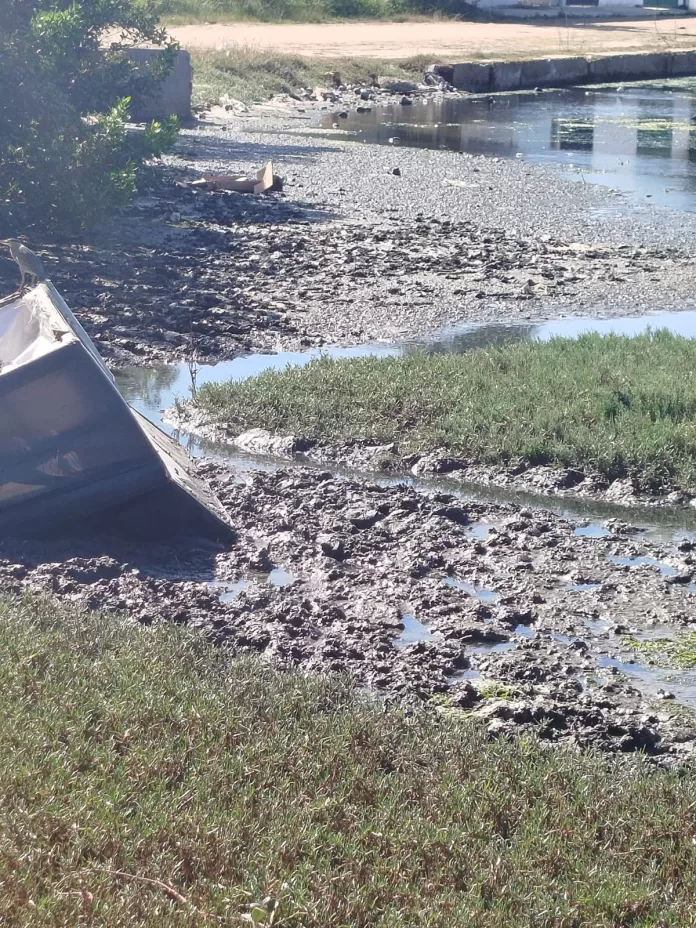 'Mangue de lixo': moradores denunciam abandono e crime ambiental em deck de São Pedro da Aldeia