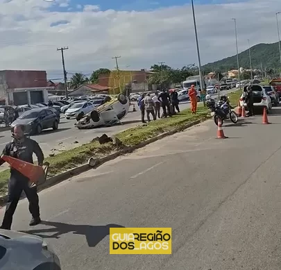 Capotamento deixa trânsito lento em São Pedro da Aldeia — RC24H