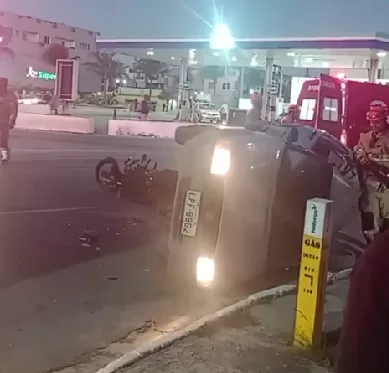 Carro capota após colisão com moto no Centro de São Pedro da Aldeia — RC24H