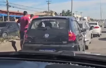 Engavetamento com três veículos interdita trecho da RJ-106 em São Pedro da Aldeia — RC24H