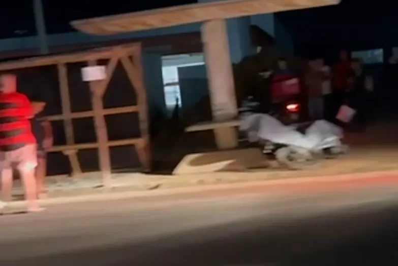 Motociclista morre após bater em ponto de ônibus da RJ-140, em São Pedro da Aldeia — RC24H